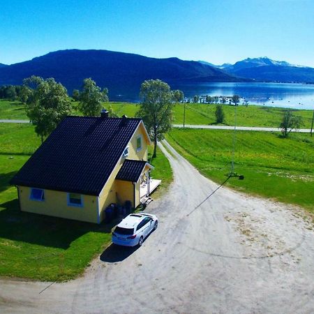 1 Room In The Yellow House, Close To Airport & Lofoten Evenskjer Экстерьер фото