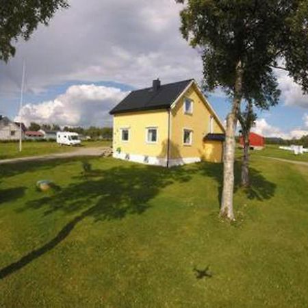 1 Room In The Yellow House, Close To Airport & Lofoten Evenskjer Экстерьер фото